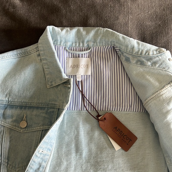 BNWT Oversize denim vest with bottom fringe, rolled sleeve. - Picture 5 of 6